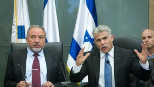Yair Lapid, dirigeant du parti centriste Yesh Atid, à droite, et Avigdor Liberman, dirigeant du parti de droite Yisrael Beytenu, pendant une conférence commune à la Knesset, le 29 février 2016. (Crédit : Miriam Alster/FLASH90)