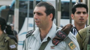 Le général Ofek Bouchris pendant une visite sur la base militaire de Tel HaShomer, le 22 novembre 2010. (Crédit : Flash90)