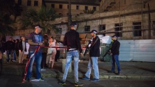 La police israélienne et les secours sur les lieux d'une attaque au couteau à Jaffa, qui a tué une personne et en a blessé 11 autres le 8 mars 2016. (Crédit : Matanya Tausig/Flash90)