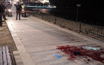 Les forces de sécurité et les secours sur les lieux d'une attaque au couteau qui a fait un mort et neuf blessés sur le port de Jaffa, le 8 mars 2016. (Crédit : Tomer Neuberg/Flash90)
