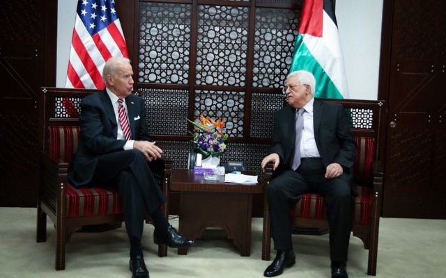 Le vice-président américain Joe Biden, (à gauche), avec le président de l'Autorité palestinienne Mahmoud Abbas, dans la ville de Ramallah en Cisjordanie, le 9 mars 2016. (Crédit : FLASH90)