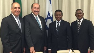 Le directeur du ministère des Affaires étrangères, Dore Gold (deuxième à gauche) avec son homologue sud-africain, Jerry Matjila (à sa gauche), l'ambassadeur d'Israël en Afrique du Sud Arthur Lenk (sur la droite) et l'ambassadeur sud-africain en Israël Sisa Ngombane, le 10 mars 2016. (Crédit : ministère des Affaires étrangères)