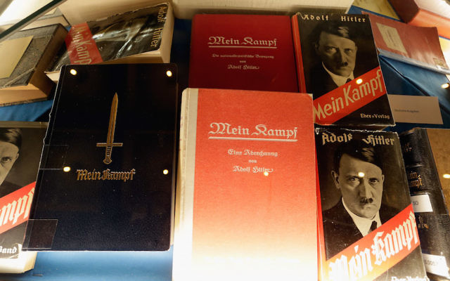 Les copies historiques de Mein Kampf d'Adolf Hitler exposées lors du lancement de la nouvelle édition critique du livre à l'Institut fuer Zeitgeschichte à Munich, en Allemagne, le 8 janvier 2016. (Crédit : Johannes Simon/Getty Images)