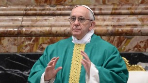 Le Pape François lors d'une messe le 9 février 2016 à la basilique Saint-Pierre au Vatican (Crédit : FILIPPO MONTEFORTE / AFP)