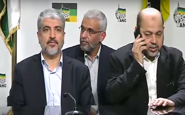 Les responsables du Hamas lors d'une conférence de presse avec les responsables de l'ANC de l'Afrique du Sud, à Pretoria, le 19 octobre 2015. (Crédit : capture d'écran YouTube)