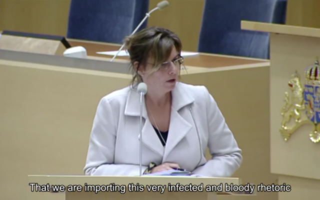 la ministre suédoise pour la Coopération et le Développement international Isabella Lövin devant le parlement pour un débat sur l'aide financière de Stockholm à Ramallah, le 4 mars 2016. (Crédit : capture d'écran YouTube/AppleBay)