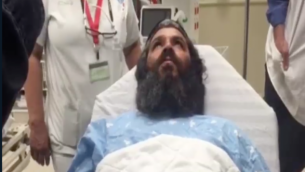 Yonatan Azarihab, qui a été poignardé dans une attaque terroriste à Petah Tikvah, le 8 mars 2016, à l'hôpital. (Crédit : capture d'écran Deuxième chaîne)