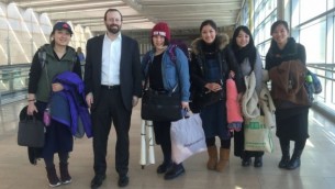 Le fondateur et président de Shavei, Michael Freund (deuxième depuis la gauche), accueille cinq femmes de Kaifeng, en Chine, après leur arrivée à l'aéroport Ben Gurion, le 29 février 2016. (Crédit : Laura Ben-David/autorisation de Shavei Israel)