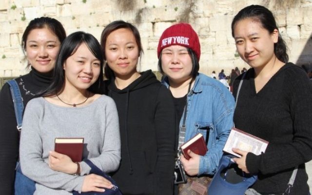 De gauche à droite : Li Yuan, Yue Ting, Li Jing, Li Chengjin et Gao Yichen devant le mur Occidental, dans la Vieille Ville de Jérusalem, le 29 février 2016. (Crédit : Laura Ben-David/autorisation de Shavei Israel)