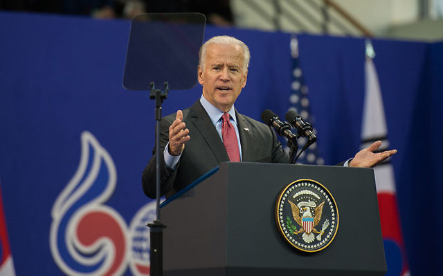 Joe Biden, en décembre 2013 à Séoul (Crédit : East Asia and Pacific Media Hub U.S. Department of State)