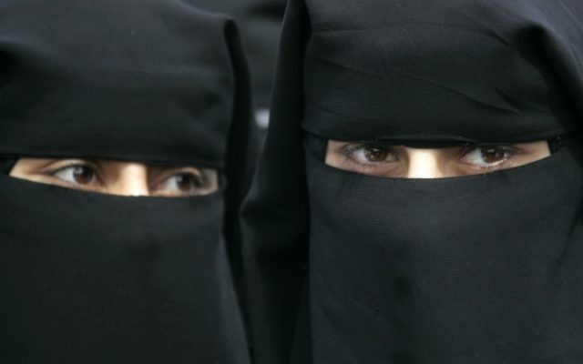 Illustration de femmes portant le niqab (Crédit : Abed Rahim Khatib/Flash 90)