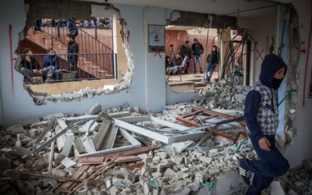 Inspection des dégâts par des Palestiniens dans la maison de Baha Allian, qui a été démolie par l'armée israélienne dans le quartier de Jabel Mukaber à Jérusalem Est, dans le cadre d'une mesure punitive d'Israël pour un attentat terroriste, le 4 janvier 2015. (Crédit : Hadas Parush / Flash90)
