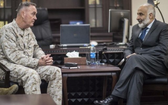 Joseph F. Dunford Jr., le chef d'état-major des armées américaines, et le ministre afghan de la Défense Masoom Stanekzai, au ministère de la Défense à Kaboul, en Afghanistan, le 2 mars 2016 (Crédit : D. Myles Cullen / Département de la Défense)