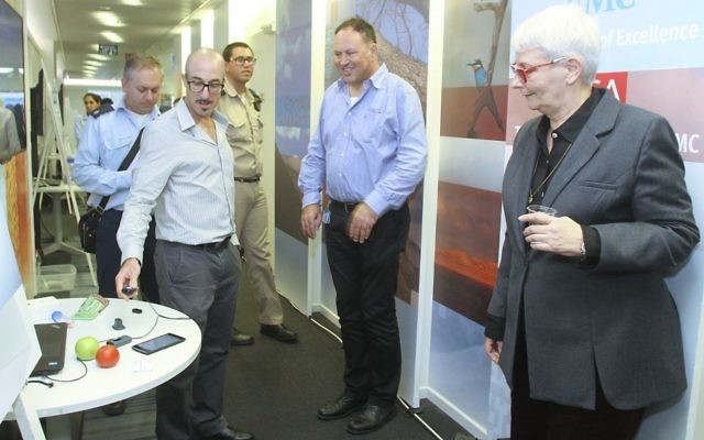 La présidente d'EMC Israel Orna Berry (à droite) étudie l'une des technologies exposée pendant la journée porte ouverte de l'EMC Global Innovation, le 17 novembre 2015 (Crédit : Autorisation)
