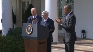 Merrick Garland à la Maison Blanche, aux côtés de Barack Obama, à droite, et Joe Biden, a gauche, le 16 mars 2016 (Crédit : Capture d'écran YouTube / WH.gov)