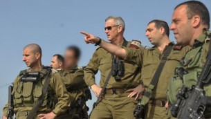 Le général Ofek Bouchris, deuxième à droite, avec le chef d'Etat major d'alors Benny Gantz pendant une visite du nord d'Israël, quand Bouchris dirigeait la division Bashan de l'armée israélienne, en 2014. (Crédit : unité des portes-paroles de l'armée israélienne)