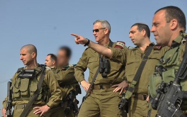 Le général Ofek Bouchris, deuxième à droite, avec le chef d'Etat major d'alors Benny Gantz pendant une visite du nord d'Israël, quand Bouchris dirigeait la division Bashan de l'armée israélienne, en 2014. (Crédit : unité des portes-paroles de l'armée israélienne)
