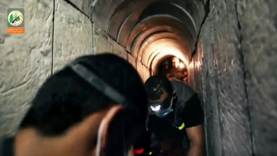 Une capture d'écran d'une vidéo datant d'août  2015 où le Hamas prétend montrer un tunnel creusé à Gaza sous la frontière israélienne (Crédit : Capture d'écran Ynet)