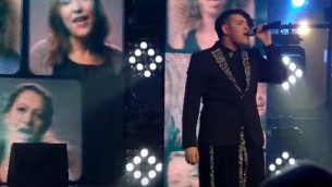 Le chanteur Hovi Star chante "Made of Stars" pour se qualifier pour représenter Israël à l'Eurovision 2016. (Crédit : capture d'écran YouTube)