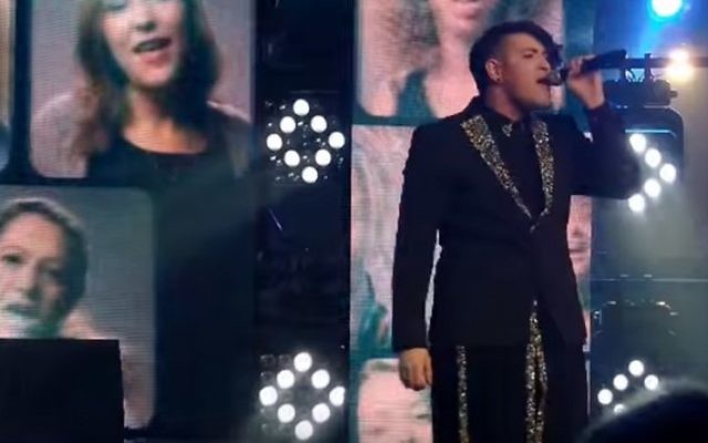 Le chanteur Hovi Star chante "Made of Stars" pour se qualifier pour représenter Israël à l'Eurovision 2016. (Crédit : capture d'écran YouTube)