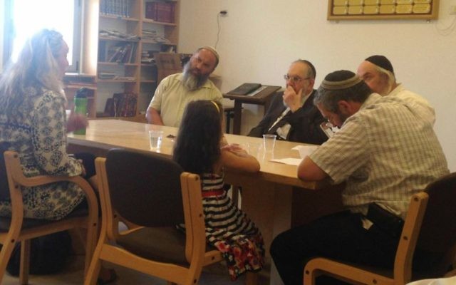 La convertie "Katya" et sa fille devant le tribunal rabbinique indépendant de Giyur Kahalacha, dirigé par le rabbin Nahum Rabinovitch (au centre), le 10 août 2015. (Crédit : autorisation)