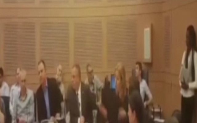 Les députés de l'Union sioniste Erel Margalit (3ème à gauche) et Tzipi Livni (5ème à gauche) se disputent pendant une réunion à la Knesset, le 7 mars 2016. (Crédit : capture d'écran Deuxième chaîne)