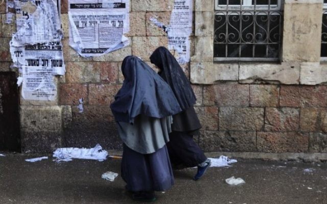 Jeunes filles ultra orthodoxes portant des vêtements similaires aux filles de la secte Lev Tahor, marchant dans le quartier de Mea Shearim à Jérusalem. Illustration. (Crédit : Yaakov Naumi/Flash90)