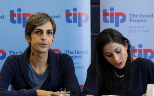 Payam Feili (à gauche), avec une traductrice, à Jérusalem, le 29 février 2016. (Crédit : Luke Tress/Times of Israel)