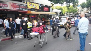 Les lieux d'une attaque au couteau à Petah Tikva, le mardi 8 mars 2016 (Crédit : United Hatzalah)
