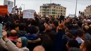 Les enseignants qui protestaient à Ramallah le 23 février 2016 (Crédit : Capture d'écran YouTube)
