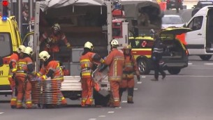 Les pompiers aux abords de la station de métro à Bruxelles, le 22 mars 2016 (Crédit : capture d'écran YouTube)