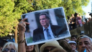Une veillée à Buenos Aires pour le premier anniversaire de la mort du procureur Alberto Nisman, le 18 janvier 2016. (Crédit : Omer Musa Targal / Agence Anadolu / Getty Images)