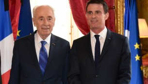 L'ancien président Shimon Peres et le Premier ministre français Manuel Valls à Matignon le 24 mars 2016 à Paris, en France (Crédit : Erez Lichtfeld)