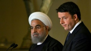 Le Premier ministre italien Matteo Renzi (à droite) et le président iranien Hassan Rouhani pendant une conférence de presse commune au Capitole, à Rome, le 25 janvier 2016. (Crédit : Tiziana Fabi/AFP)