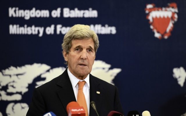 Le secrétaire d'Etat américain, John Kerry, au cours d'une conférence de presse avec le ministre des Affaires étrangères de Bahreïn dans la capitale Manama, Bahreïn, le 7 avril 2016 (Crédit : AFP PHOTO/MOHAMMED AL-SHAIKH)