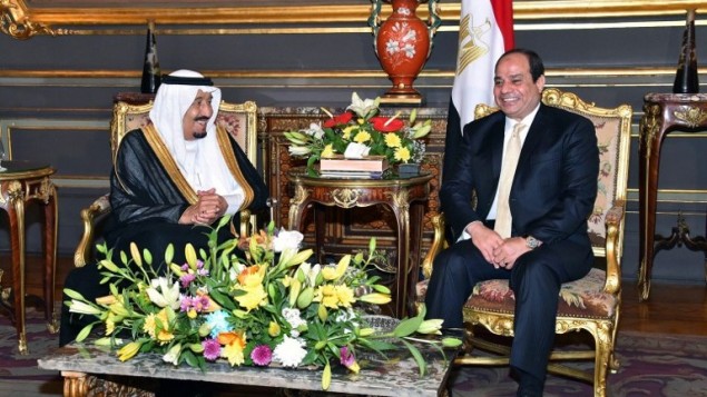 Le président égyptien Abdel Fattah al-Sissi (à droite) et le roi saoudien Salmane bin Abdulaziz au Palais Abdeen du Caire, le 9 avril 2016. (Crédit : AFP/présidence égyptienne)