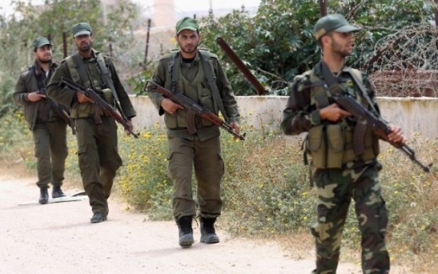 Forces de sécurité du Hamas en patrouille le long de la frontière entre la bande de Gaza et l'Egypte, où le Hamas a commencé à amasser des forces, à Rafah, dans le sud de la bande de Gaza, le 14 avril 2016. (Crédit : AFP/Saïd Khatib)