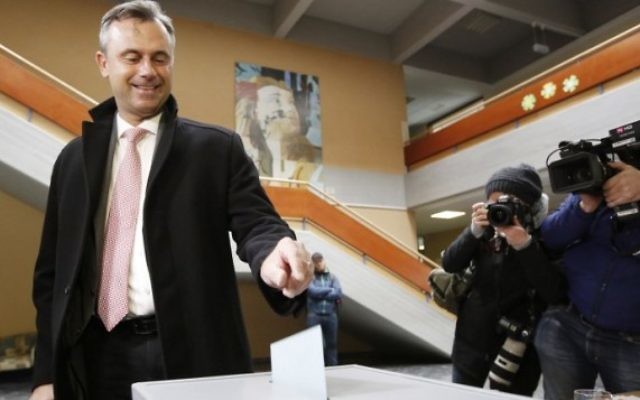 Le candidat du parti d'extrême-droite autrichien FPÖ, Norbert Hofer, pendant le premier tour de l'élection présidentielle autrichienne, à Pinkafeld, le 24 avril 2016. (Crédit : Dieter Nagl/AFP)