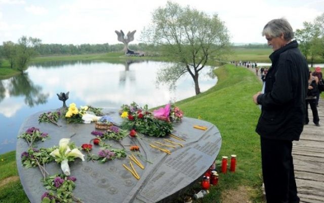 Le mémorial du camp de la Seconde Guerre mondiale de Jasenovac pendant une cérémonie en mémoire des dizaines de milliers de victimes tuées par le régime croate pro-nazi, le 26 avril 2015. (Crédit : AFP/STRINGER)