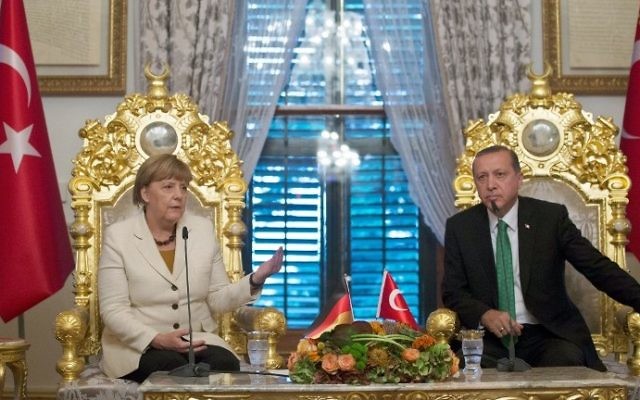 Angela Merkel, chancelière allemande, à gauche, et Recep Tayyip Erdogan, président turc, à Istanbul, le 18 octobre 2015. (Crédit : Tolgas Bozoglu/Pool/AFP)