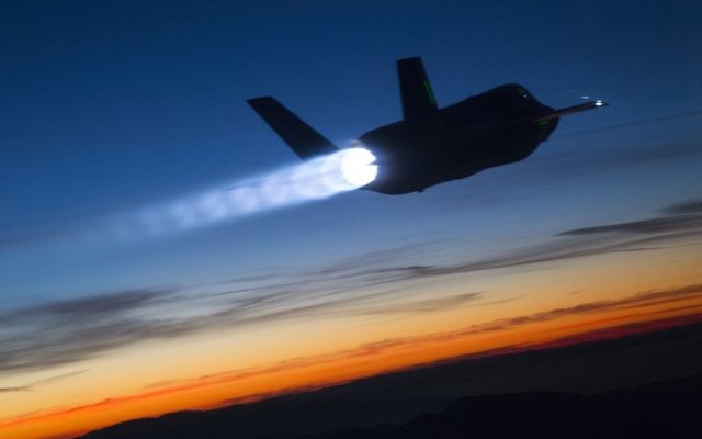 Le F-35 Lightning II lors d'un test de ravitaillement au crépuscule en janvier 2015. (Crédit : Tom Reynolds / Lockheed Martin)
