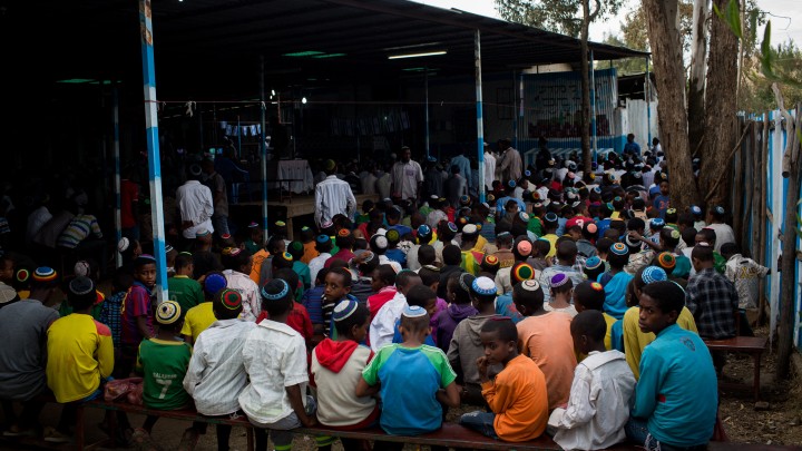 De jeunes garçons de la communauté juive éthiopienne Falash Mura attendent la prière dans la synagogue de Gondar, en Ethiopie, le 22 avril 2016. (Crédit : Miriam Alster/FLASH90)
