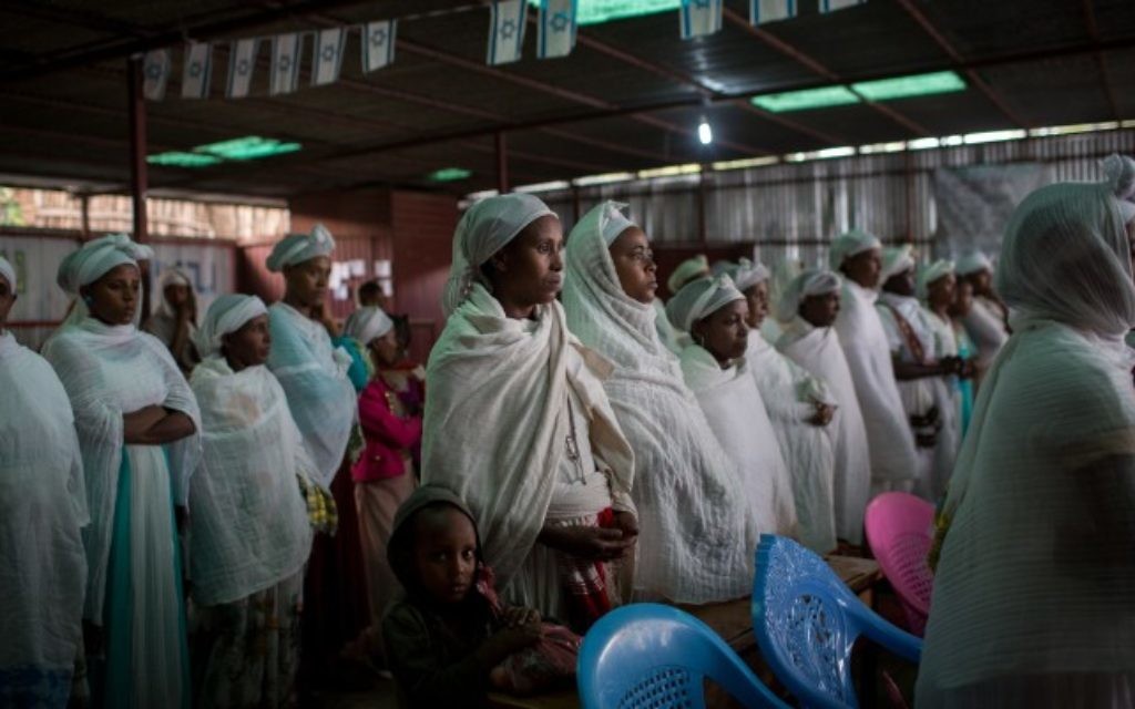 Des membres de la communauté juive éthiopienne Falash Mura attendent la prière avant d'assister au repas du seder de Pessah, dans la synagogue de Gondar, en Ethiopie, le 22 avril 2016. (Crédit : Miriam Alster/FLASH90)