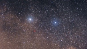 Les deux étoiles brillantes sont Alpha du Centaure (à gauche) et Beta du Centaure (à droite). L'étoile rouge pâle au centre du cercle rouge est Proxima du Centaure. (Crédit : Skatebiker via Wikipedia)