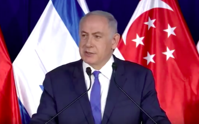 Benjamin Netanyahu reçoit le Premier ministre de Singapour, le 19 avril 2016 (Crédit : YouTube/Times of Israel)