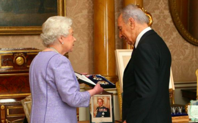 L'ancien président Shimon Peres et la reine Elizabeth II d'Angleterre en 2008. (Crédit : AP via Centre Peres pour la Paix)