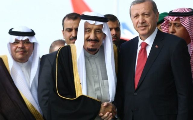 Le président turc Recep Tayyip Erdogan (à droite) accueille le roi saoudien Salmane bin Abdulaziz Al Saud à son arrivée à l'aéroport Esenboga d'Ankara, le 11 avril 2016. (Crédit : AFP PHOTO / ADEM ALTAN)