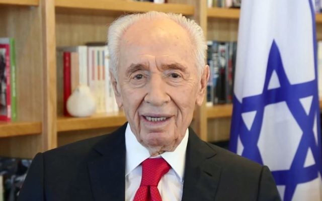 Shimon Peres, ancien président, souhaite un bon 90e anniversaire à la reine Elizabeth II d'Angleterre, le 21 avril 2016. (Crédit : capture d'écran)