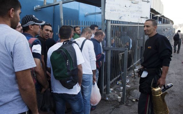 Des travailleurs palestiniens attendent pour passer un checkpoint à Bethléem, le 2 juin 2013. Illustration.(Crédit : Neal Badache/Flash90)