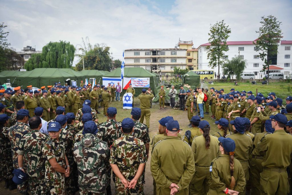 Les soldats israéliens établissent un hôpital de campagne avec l'armée népalaise, au Népal, à la suite du tremblement de terre meurtrier, le 29 avril 2015. (Crédit : unité des porte-paroles de l'armée israélienne)